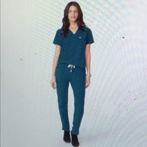 Figs Yola Scrub Pants & top small tall